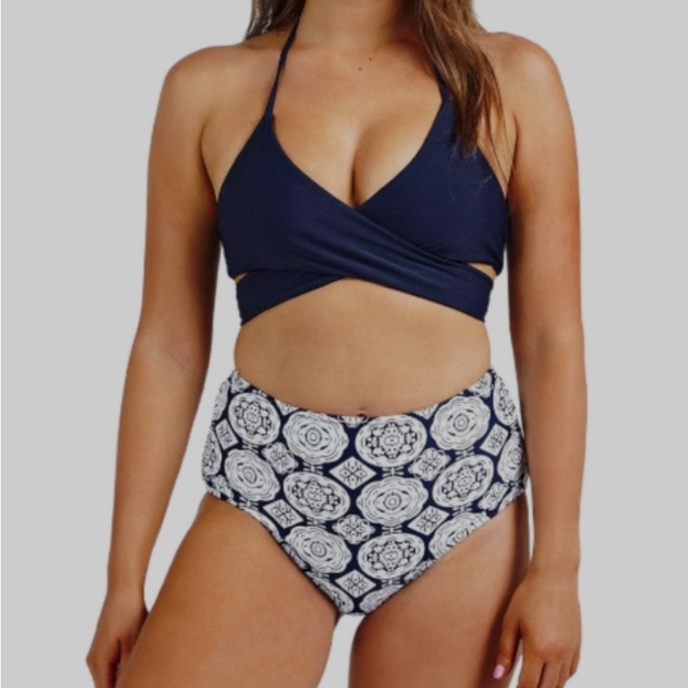CUPSHE Point Me at the Sky Cross Body Halter Bikini Set. Medium. Navy Blue/White